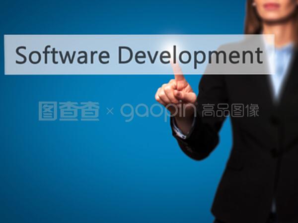 指尖商機 女商人按下技術按鈕，開啟軟件開發與銷售新篇章